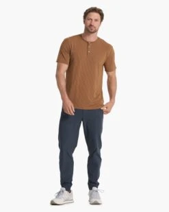 Linear Henley | Rum -TrendSphere V199RUM FA22 M ECOMM TOPS FULL 2050 1X1 86546909 0283 46a8 9c14 cd8be28517f5