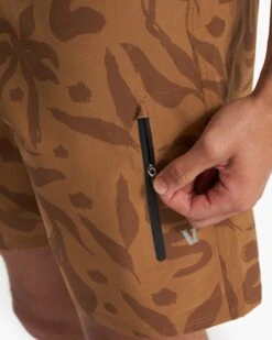 Infinity Boardshort | Autumn Contigo 10 Infinity Boardshort | Autumn Contigo -TrendSphere V383ACT SP23 M ECOMM BOARDSHORTS DETAIL 1815