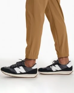 Fleet Jogger | Caramel -TrendSphere V444CAR SP23 M ECOMM PANTS DETAIL 2889 DETAIL