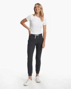 Pose Fitted Tee | White -TrendSphere VW169WHT 23SP W ECOMM TOPS FULL ALT 3