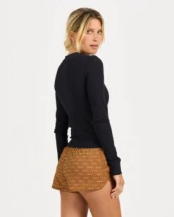 Long-Sleeve Pose Fitted Tee | Black 7 Long-Sleeve Pose Fitted Tee | Black -TrendSphere VW199BLK 3