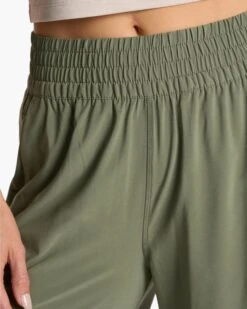 Villa Wideleg | Pistachio 10 Villa Wideleg | Pistachio -TrendSphere VW4047PSO FA23 W ECOMM PANTS DETAIL 8 4x5 79c3ceef deda 4b0d ab88 169cb64adcc7