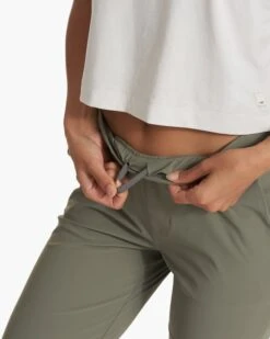 Miles Ankle Pant | Pistachio -TrendSphere VW404PSO SP23 W ECOMM PANTS 4014 BOTTOM 1x1 6cd382b5 e2c2 4900 bc3b 942072e0a411